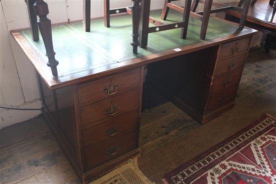 Late Victorian mahogany pedestal desk fitted green skiver (frieze drawer deficient) (197)